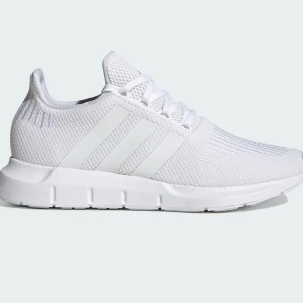 NWT Adidas Unisex Swift Run J 1.0 Shoes size 5.5 (Big Kid)